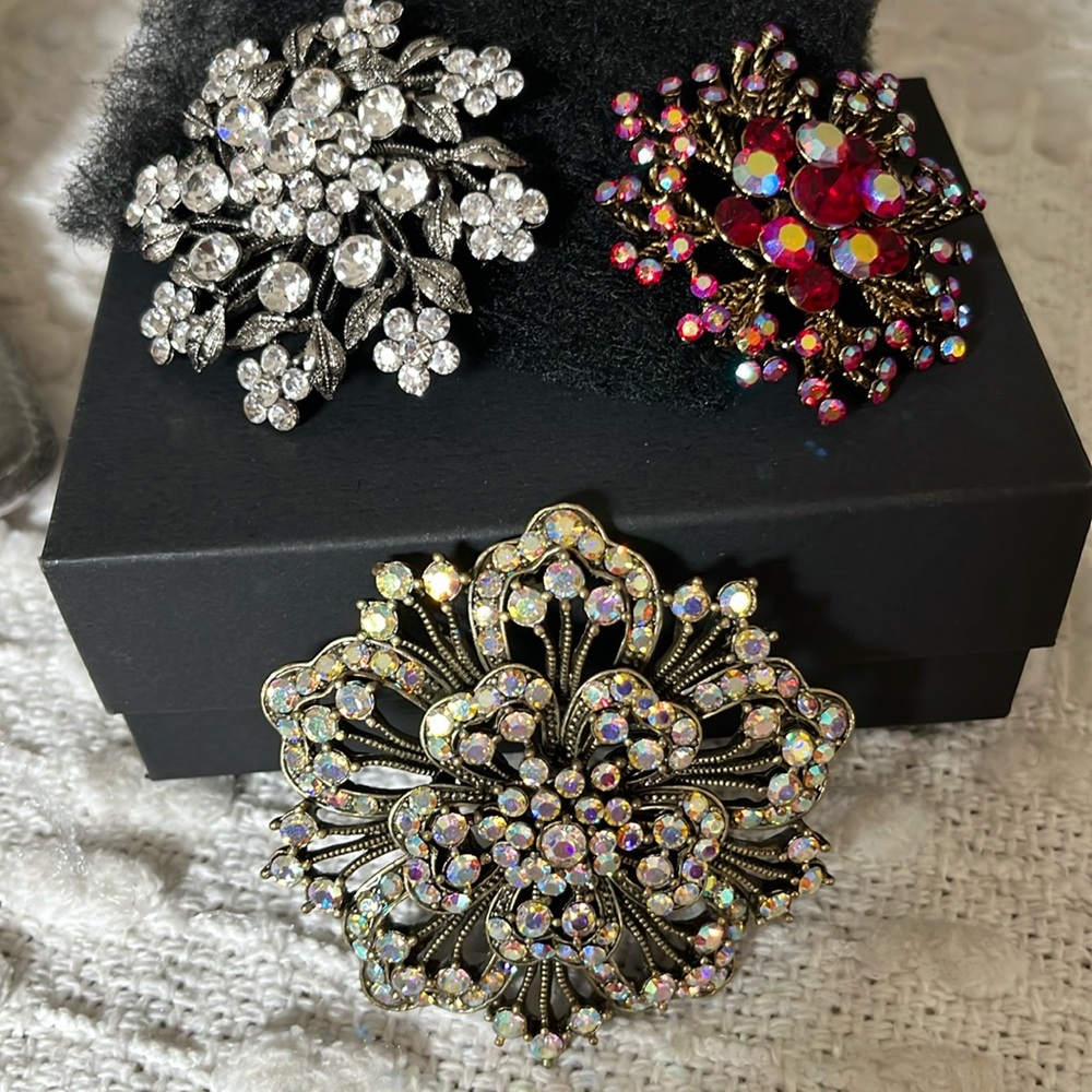 Crystal pins/pendants